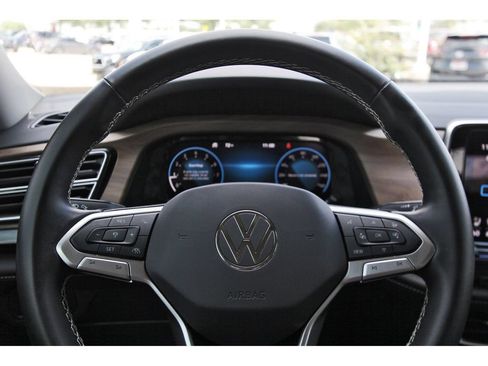 Used 2025 Volkswagen Atlas SE FWD image 17