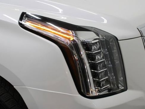 Used 2017 Cadillac Escalade Luxury image 6