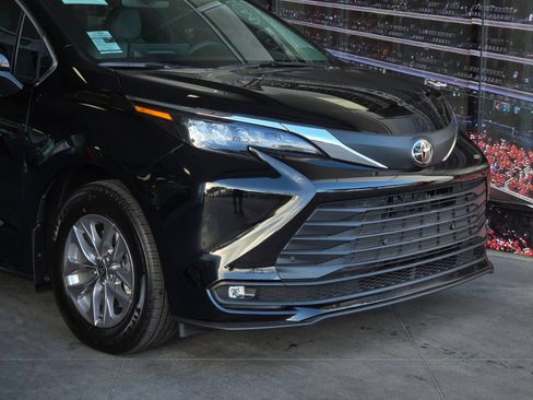 Certified 2026 Toyota Sienna XLE FWD image 2