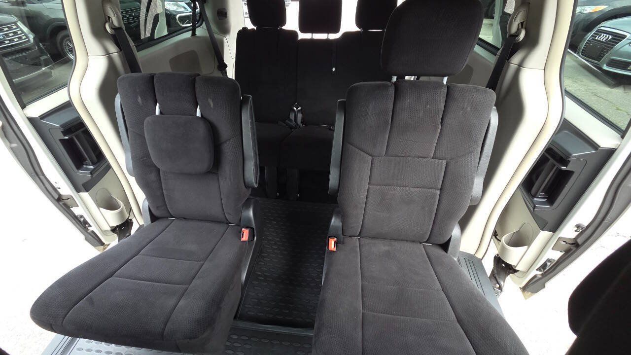 Used 2011 Chrysler Town & Country Touring FWD image 33