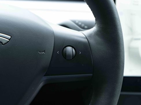Used 2023 Tesla Model Y AWD image 21