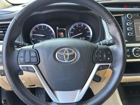 Used 2017 Toyota Highlander XLE FWD image 21