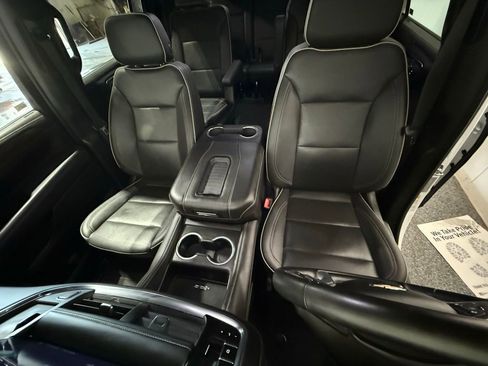 Used 2023 Chevrolet Suburban Premier image 8