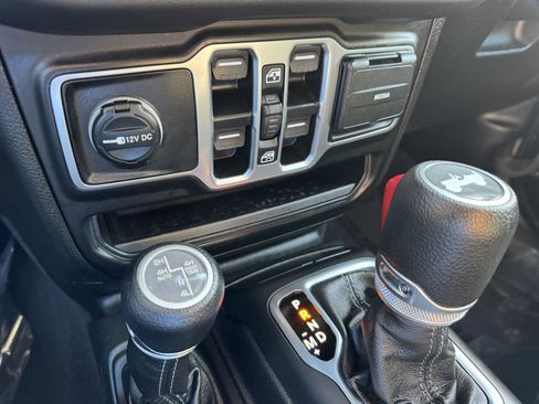 Certified 2025 Jeep Wrangler Sahara AWD/4WD image 21