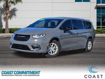 Used 2025 Chrysler Pacifica Select