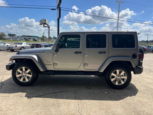 Used 2017 Jeep Wrangler Unlimited Sahara w/ Connectivity Group image 10