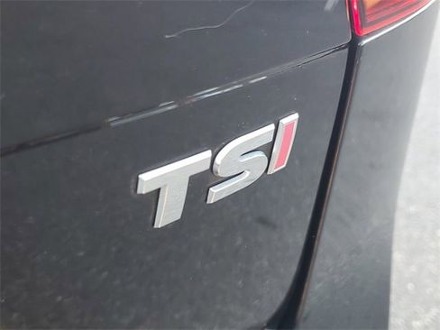 Used 2018 Volkswagen Tiguan SE image 7