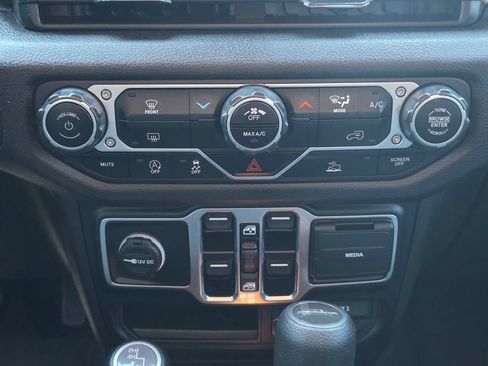 Used 2024 Jeep Gladiator Sport AWD/4WD image 12
