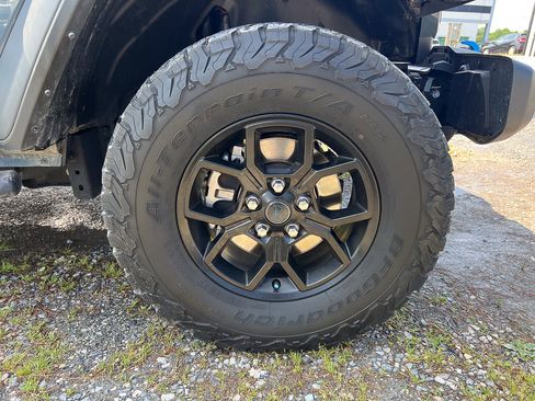 Used 2024 Jeep Wrangler Unlimited AWD/4WD image 11