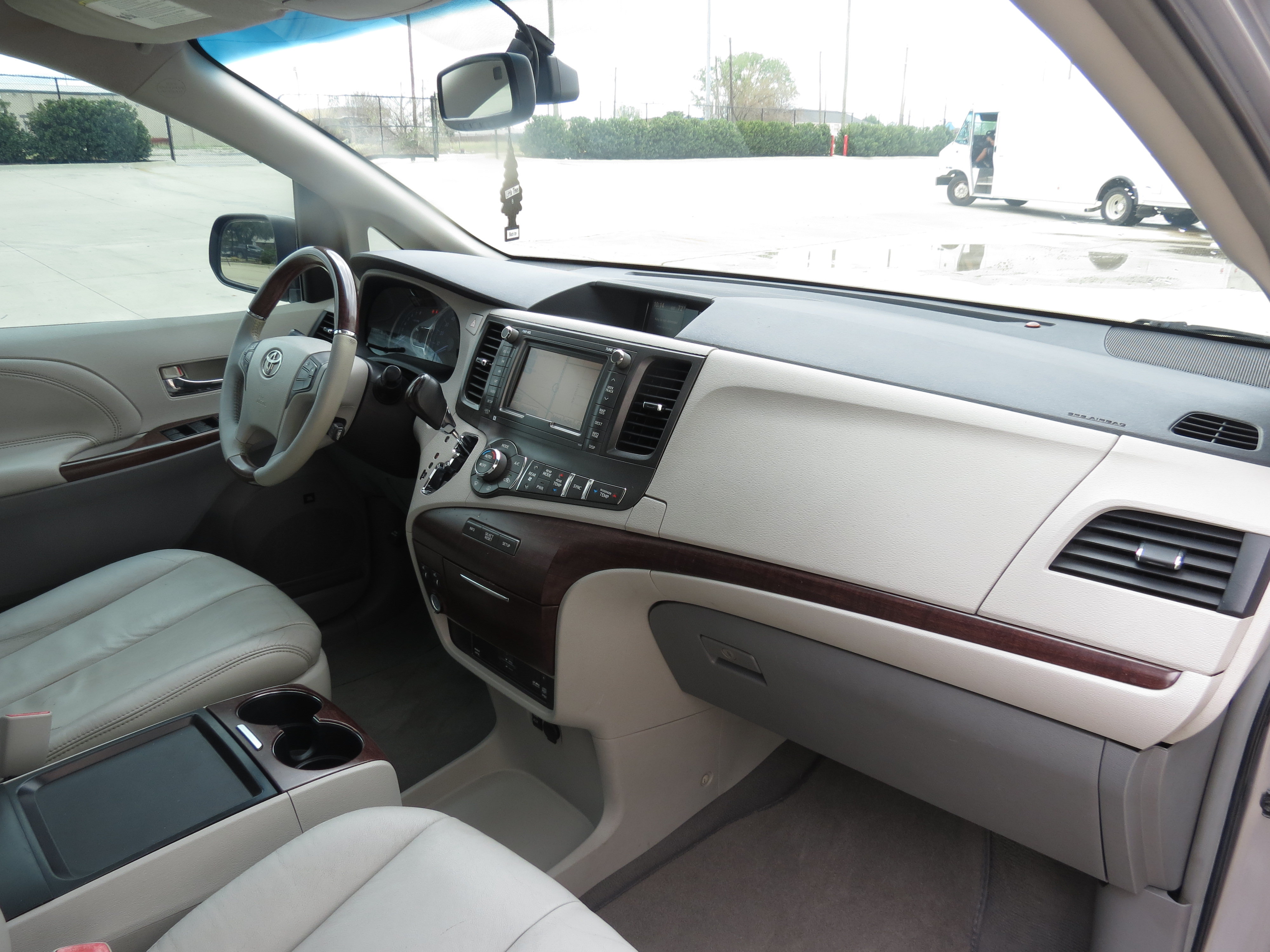 Used 2011 Toyota Sienna Limited w/ Premium Pkg FWD image 31
