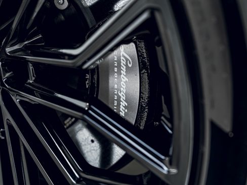 Used 2025 Lamborghini Urus SE AWD/4WD image 29