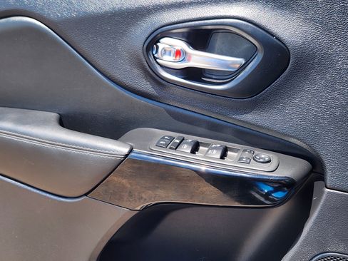 Used 2023 Jeep Cherokee Altitude Lux image 19