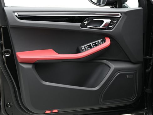 Used 2025 Porsche Macan image 35