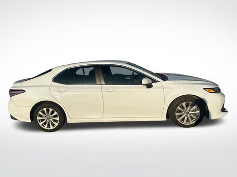 Used 2018 Toyota Camry LE FWD image 2