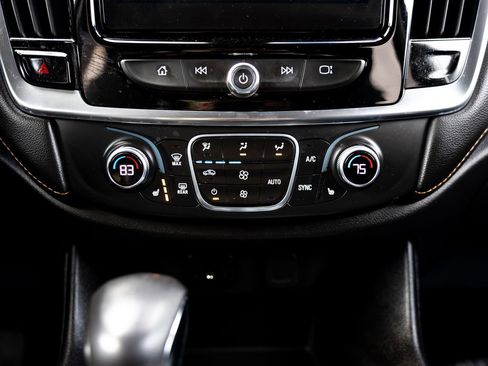 Used 2021 Chevrolet Traverse LT image 21