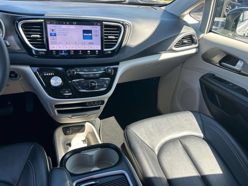 Used 2024 Chrysler Pacifica Touring-L FWD image 17