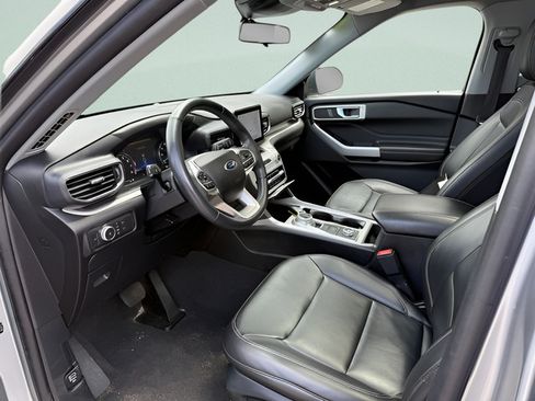 Certified 2022 Ford Explorer XLT w/ Equipment Group 202A AWD/4WD image 4