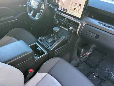 Used 2025 Toyota Tacoma TRD Sport image 15