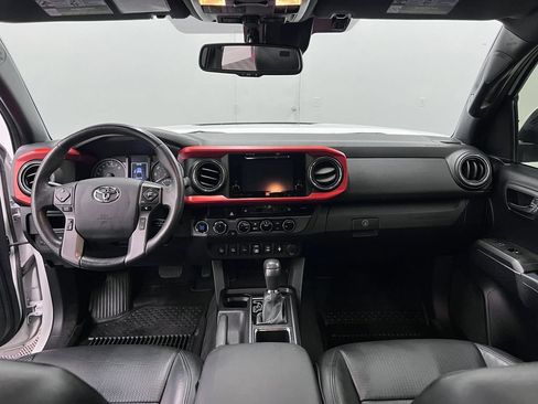 Used 2018 Toyota Tacoma TRD Off-Road AWD/4WD image 13