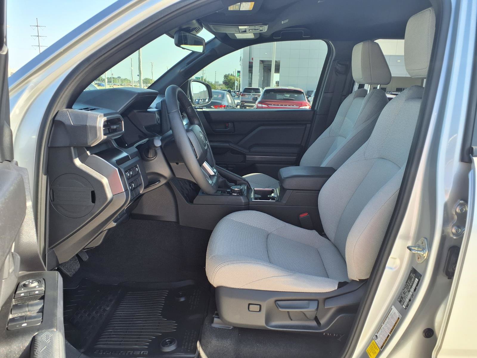 Used 2025 Toyota 4Runner SR5 AWD/4WD image 25