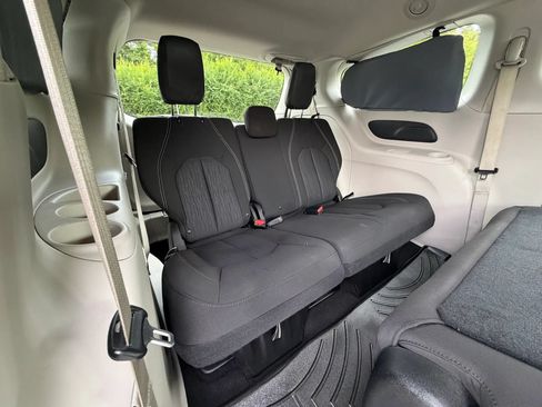 Used 2020 Chrysler Voyager L FWD image 21