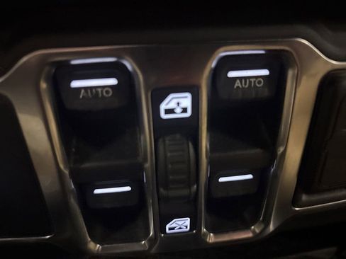 Used 2018 Jeep Wrangler Unlimited Sahara AWD/4WD image 16