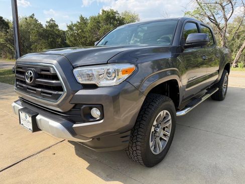 Used 2016 Toyota Tacoma SR5 w/ Towing Package image 4