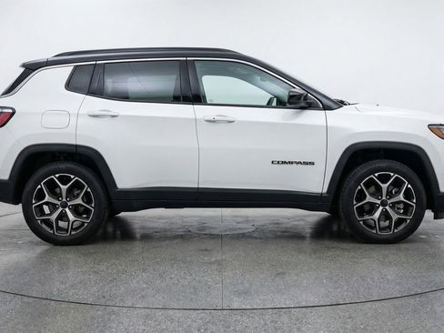 Used 2025 Jeep Compass Limited image 11