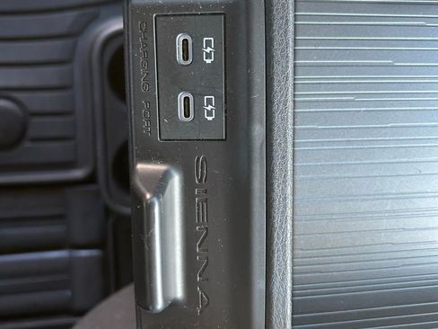 Used 2025 Toyota Sienna LE image 26