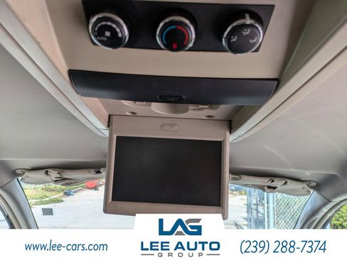 Used 2016 Chrysler Town & Country Touring image 12