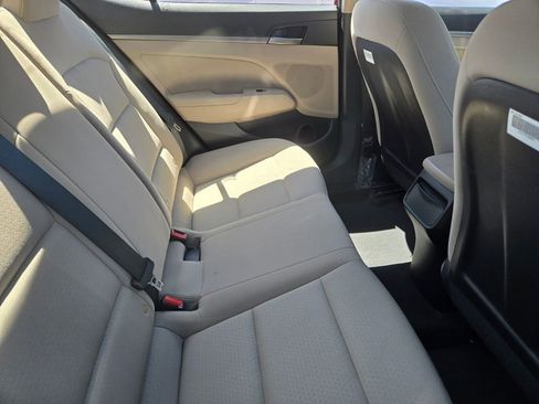 Used 2017 Hyundai Elantra SE image 4