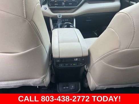 Used 2023 Toyota Highlander Platinum FWD image 18