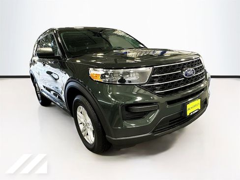 Used 2023 Ford Explorer XLT AWD/4WD image 3