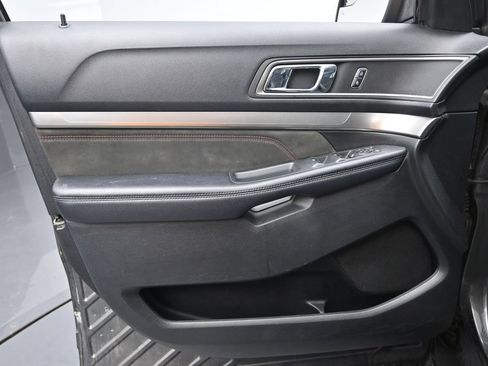 Used 2018 Ford Explorer XLT w/ Equipment Group 202A AWD/4WD image 19