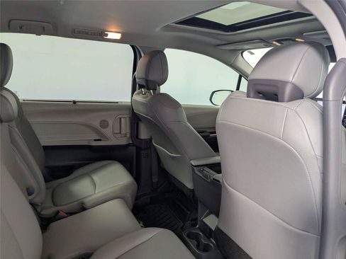 Certified 2022 Toyota Sienna XLE FWD image 30