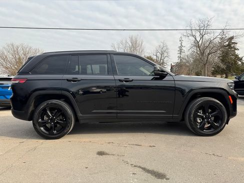 Used 2023 Jeep Grand Cherokee Limited w/ Black Appearance Package image 4