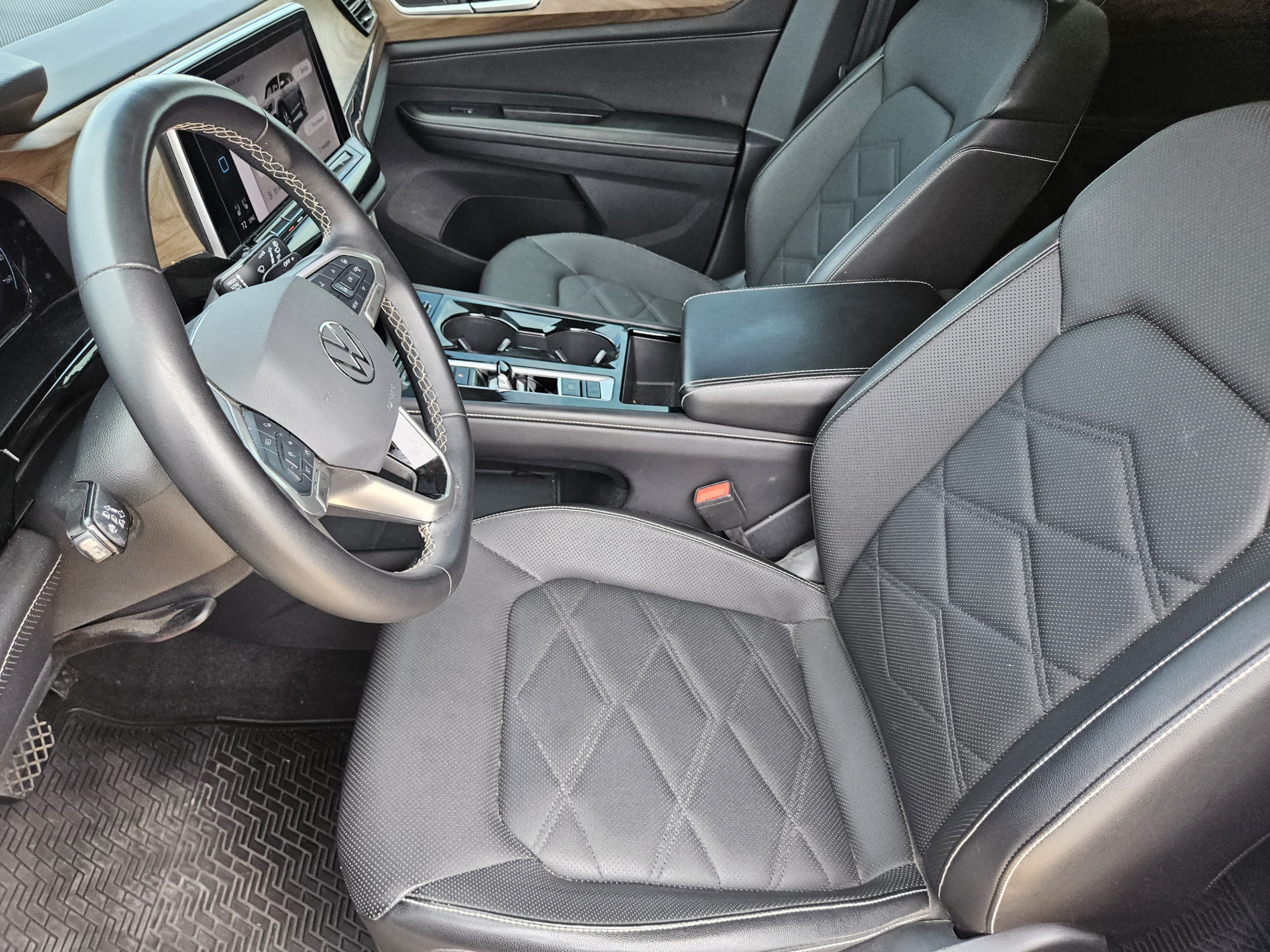 Used 2024 Volkswagen Atlas SE w/ Panoramic Sunroof Package FWD image 5