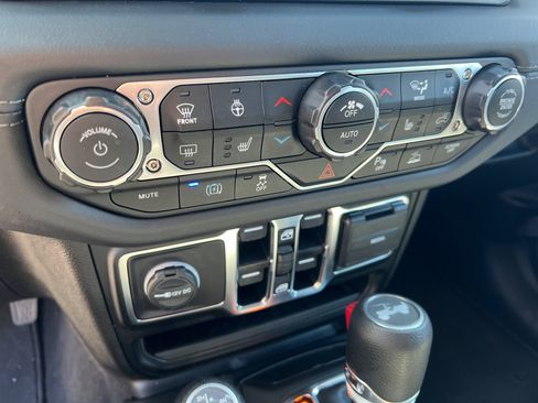 Used 2025 Jeep Wrangler Unlimited Sahara w/ Safety Group AWD/4WD image 27