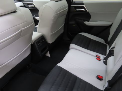 New 2025 Mitsubishi Outlander SE image 22