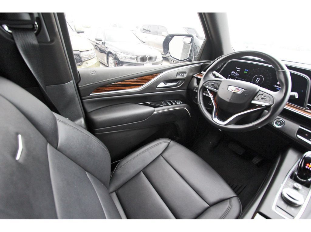 Used 2024 Cadillac Escalade ESV Luxury RWD image 8