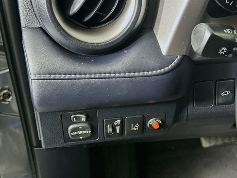 Used 2018 Toyota RAV4 Limited FWD image 17