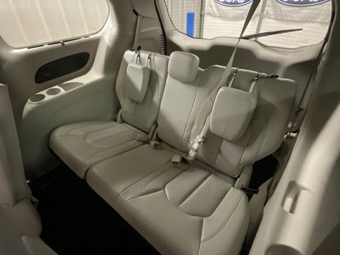 Used 2021 Chrysler Pacifica Touring-L image 12
