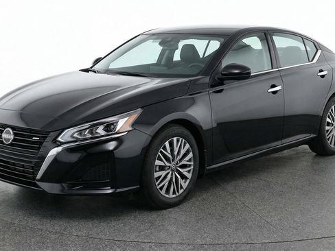 Used 2025 Nissan Altima 2.5 SV image 3
