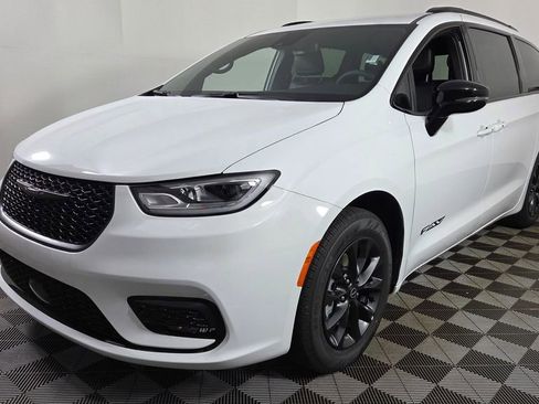 New 2025 Chrysler Pacifica Select w/ Fav Edition Package image 3