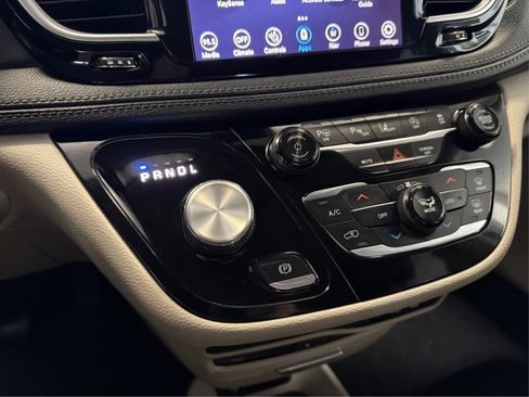 Used 2020 Chrysler Pacifica Limited w/ Advanced Safetytec Group FWD image 20