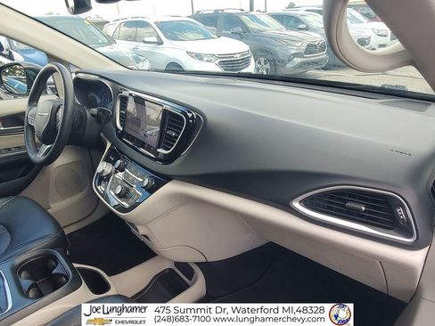 Used 2022 Chrysler Pacifica Touring-L FWD image 28