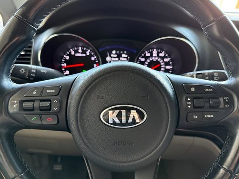 Used 2018 Kia Sedona LX w/ LX Essentials Premium Package FWD image 25