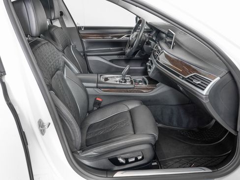 Used 2022 BMW 750i xDrive 750i xDrive image 9