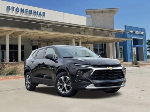Used 2025 Chevrolet Blazer LT FWD image 2