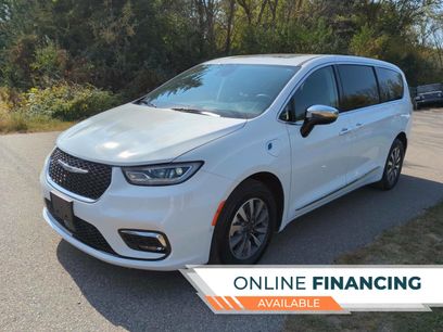 Used 2023 Chrysler Pacifica Limited w/ Uconnect Theater Family Group